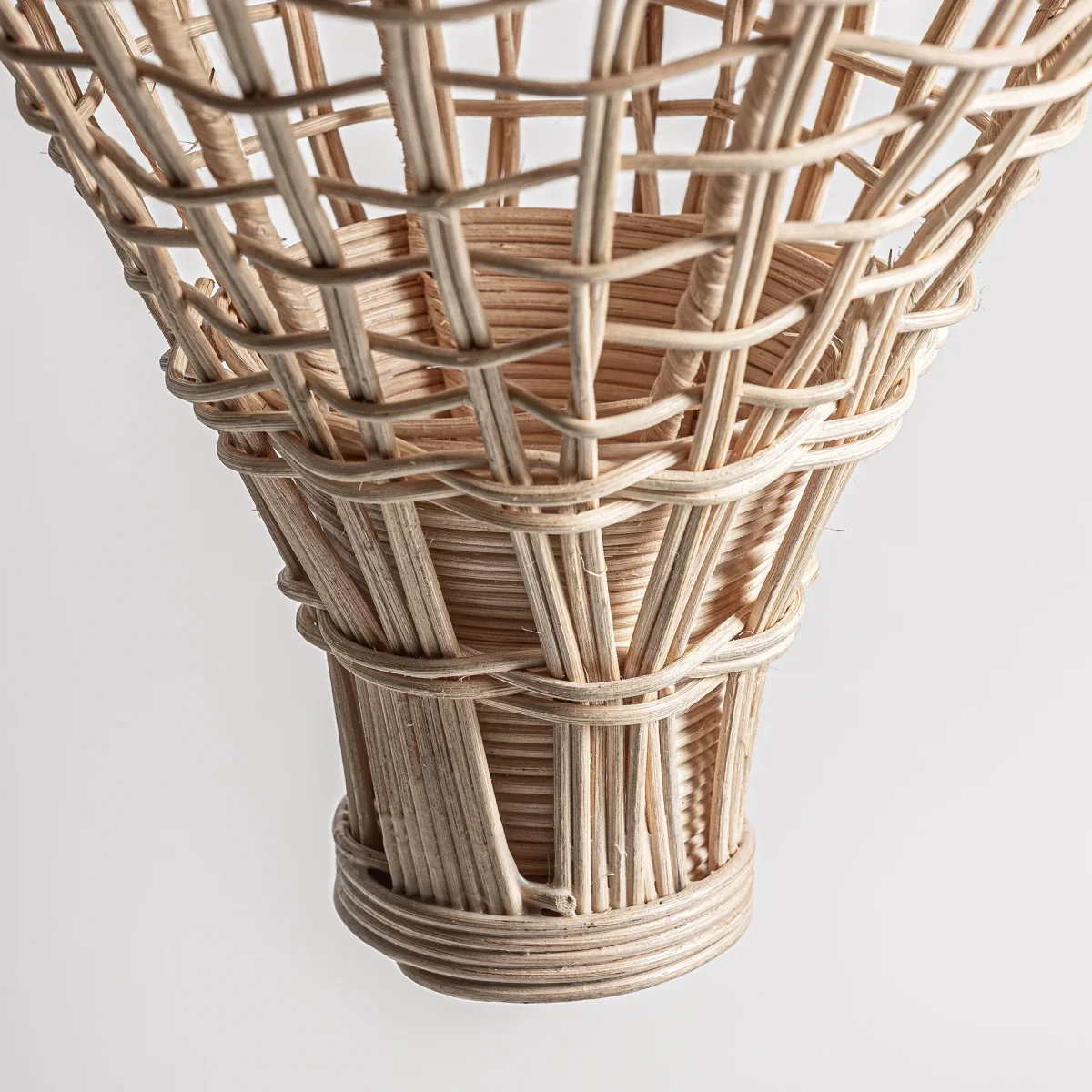 Escultura Cleis en ratán marrón – Estilo boho - Imagen 5